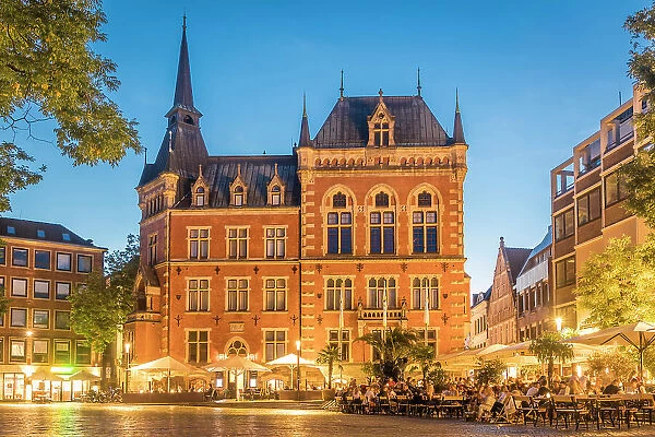 Street cafes on the market square with the Old Town Hall at blue hour, Oldenburg, Oldenburger Land, Lower Saxony, Germany