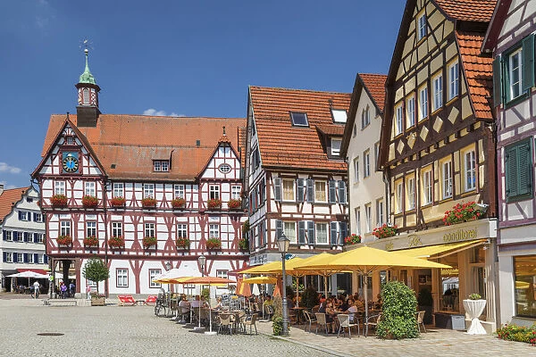 Street cafes on the market square, town hall, Bad Urach, Swabian Alps, Baden-Wurttemberg, Germany