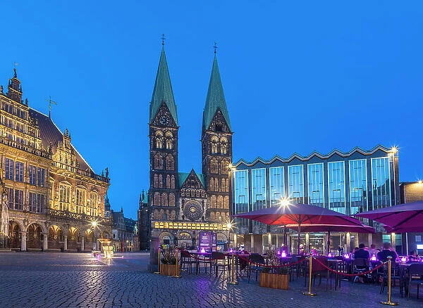 Street cafes on the market square with town hall and St. Petri Cathedral in the evening, Bremen, Germany
