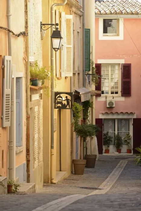 Framed Print : A street in Cassis, Provence Alpes Cote d Azur, Provence, France, Europe
