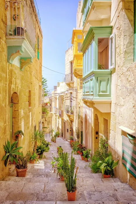 Framed Print : Street of picturesque Vittoriosa (Birgu), Valletta, Malta