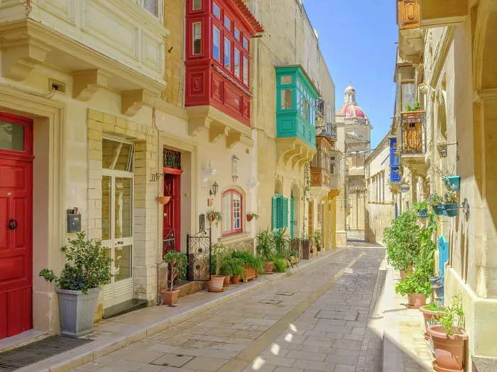 Framed Print : Street of picturesque Vittoriosa (Birgu), Valletta, Malta Framed Print : Street of picturesque Vittoriosa (Birgu), Valletta, Malta