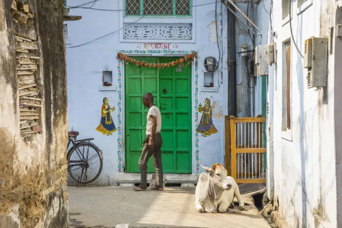 Framed Print : Street scene in the old town of Udaipur, Rajasthan, India