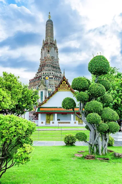 Framed Print : Stupa of Wat Arun Ratchawararam Buddhist temple and lush green gardens, Bangkok, Thailand Framed Print : Stupa of Wat Arun Ratchawararam Buddhist temple and lush green gardens, Bangkok, Thailand