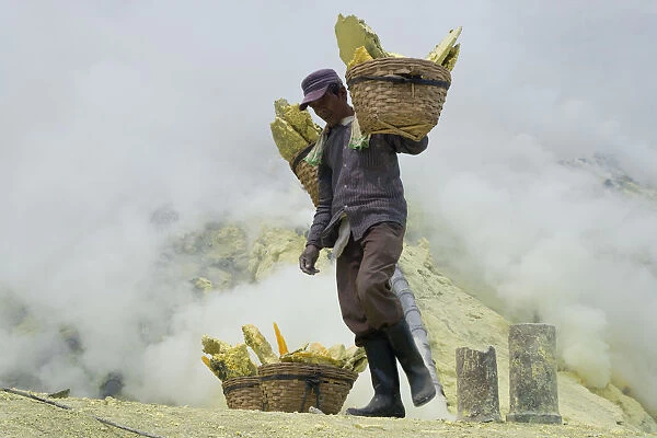 Sulphur workers, Kawa Ijen, Ijen Plateau, East Java, Indonesia