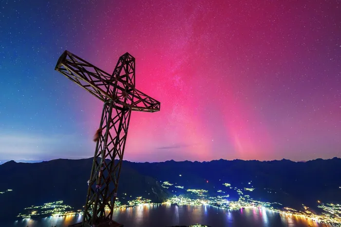 Framed Print : Summit cross under the Northern Lights, Alto Lario, Lake Como, Lombardy, Italy
