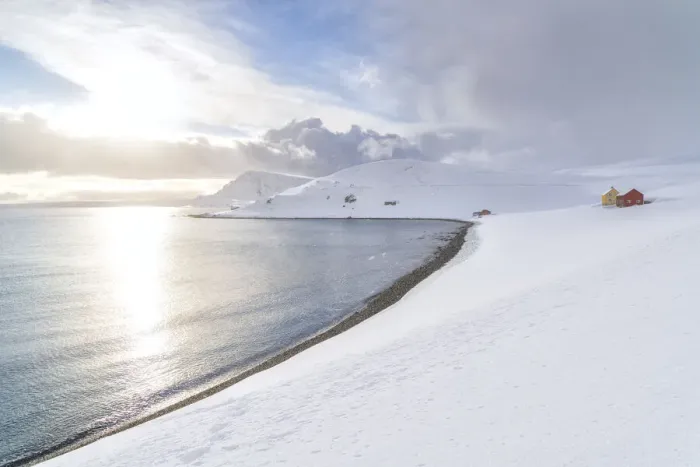 Framed Print : Sunlight reflected in the cold sea surrounded by snow, Skarsvag, Nordkapp Framed Print : Sunlight reflected in the cold sea surrounded by snow, Skarsvag, Nordkapp