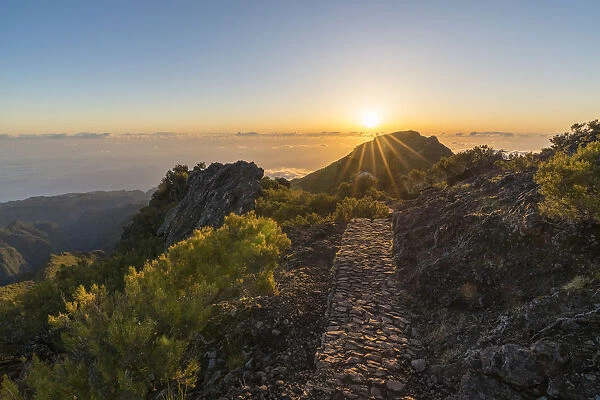 Sunrise over the clouds on the trail to Pico Ruivo