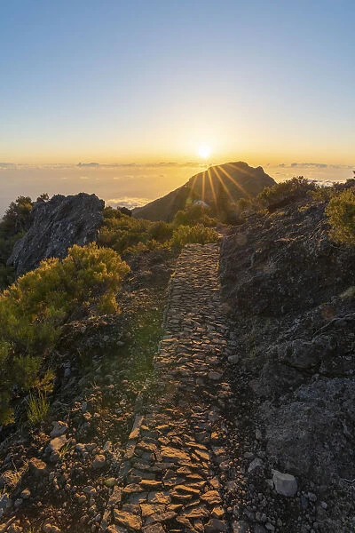 Sunrise over the clouds on the trail to Pico Ruivo