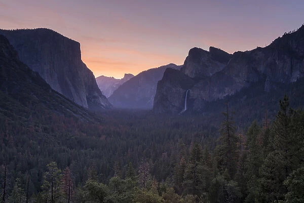 Sunrise over El Capitain and Yosemite Valley from Tunnel View, Yosemite National Park