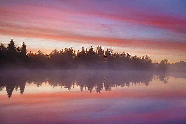 Sunrise impression at Lake - Germany, Bavaria, Upper Bavaria, Bad Tolz-Wolfratshausen