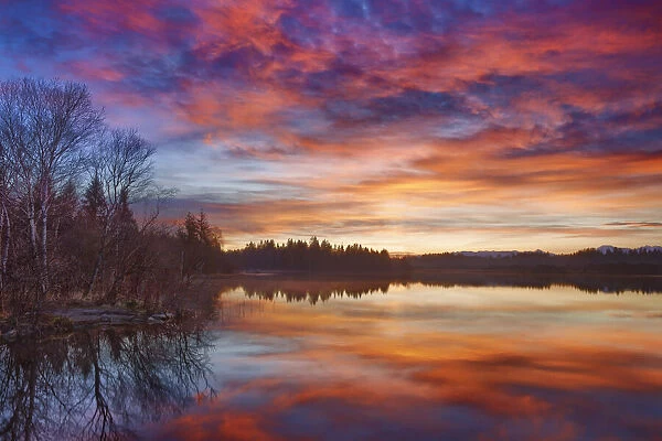 Sunrise at lake - Germany, Bavaria, Upper Bavaria, Bad Tolz-Wolfratshausen, Kirchsee