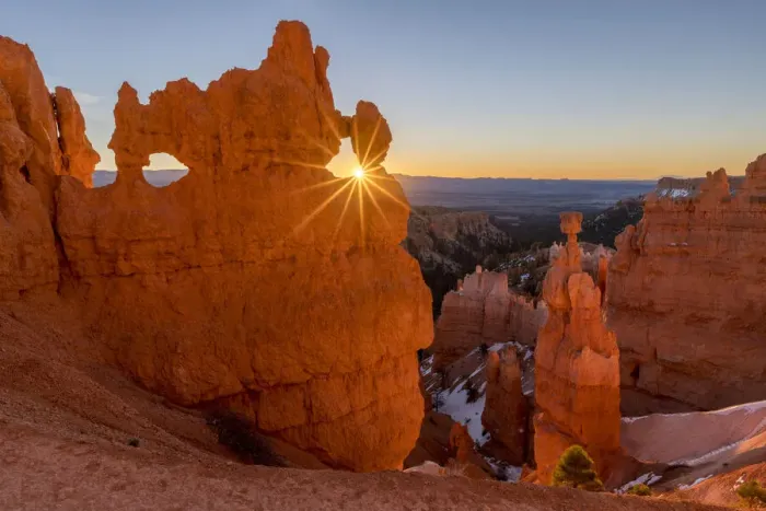 Framed Print : Sunrise Through Natural Window on the Rim Trail, Bryce Canyon National Park, Utah, USA Framed Print : Sunrise Through Natural Window on the Rim Trail, Bryce Canyon National Park, Utah, USA
