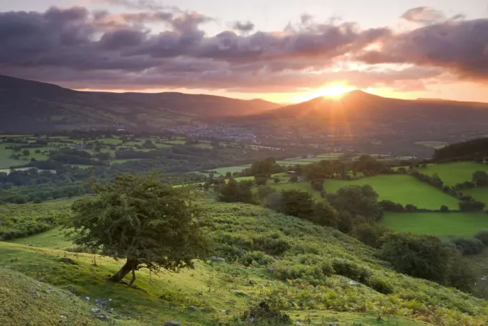 Framed Print : Sunrise over the Sugarloaf and town of Crickhowell, Brecon Beacons National Park, Powys Framed Print : Sunrise over the Sugarloaf and town of Crickhowell, Brecon Beacons National Park, Powys