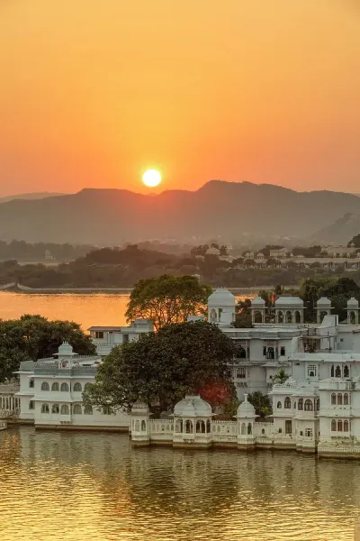 https://www.discoverimages.com/p/251/sunset-amet-haveli-lake-pichola-38934834.jpg.webp