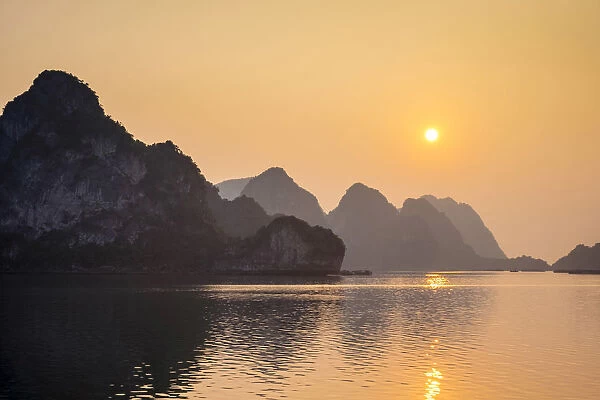Sunset over karst mountains in Ha Long Bay, Qu£ng Ninh Province, Vietnam