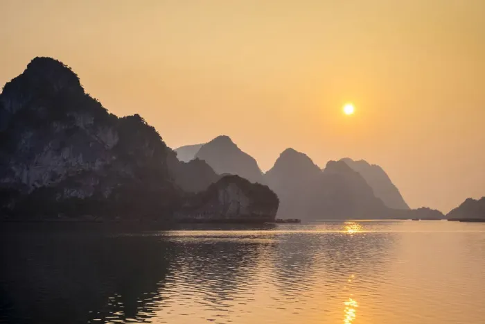 Framed Print : Sunset over karst mountains in Ha Long Bay, Qu£ng Ninh Province, Vietnam Framed Print : Sunset over karst mountains in Ha Long Bay, Qu£ng Ninh Province, Vietnam