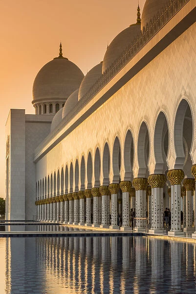 Sunset view of Sheikh Zayed Mosque, Abu Dhabi, United Arab Emirates