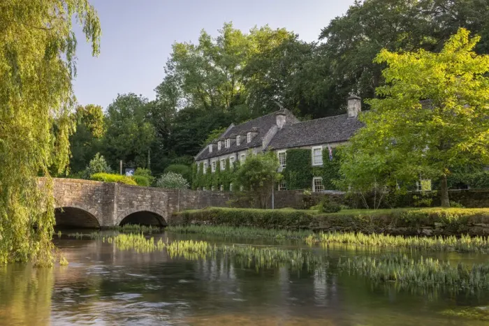 Framed Print : The Swan Hotel on the banks of the River Coln at Bibury in the Cotswolds, Gloucestershire