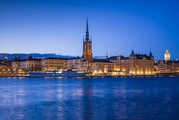 Sweden, Stockholm, Gamla Stan, Old Town, city view with Riddarholmskyrkan church, dusk
