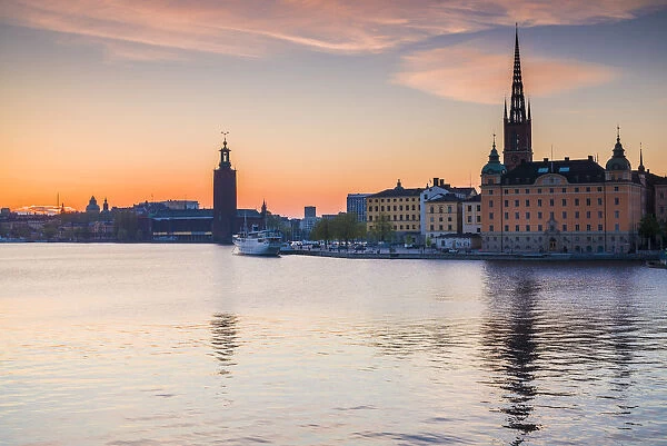 Sweden, Stockholm, Stockholm City Hall and Riddarholmskyrkan church, sunset