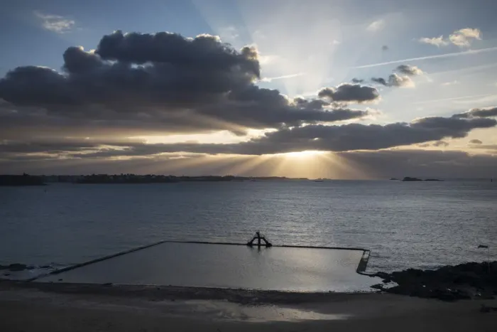 Framed Print : The swimming pool at sunset on the Plage de Bon Secours, St. Malo, Ille et Vilaine Framed Print : The swimming pool at sunset on the Plage de Bon Secours, St. Malo, Ille et Vilaine