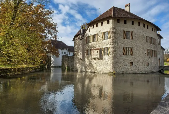 Framed Print : Switzerland, Canton of Aargau, Hallwil castle, moated castlde Framed Print : Switzerland, Canton of Aargau, Hallwil castle, moated castlde