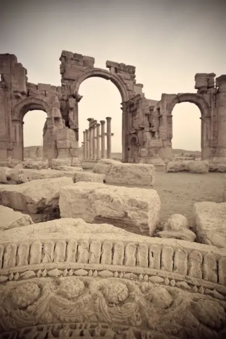 Framed Print : Syria, Palmyra ruins (UNESCO Site), Great Colonnade and Monumental Arch Framed Print : Syria, Palmyra ruins (UNESCO Site), Great Colonnade and Monumental Arch