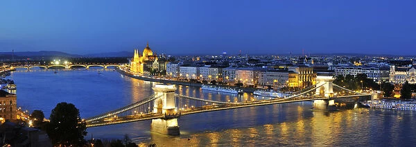 Szechenyi Chain Bridge and the Parliament at twilight. Budapest, Hungary