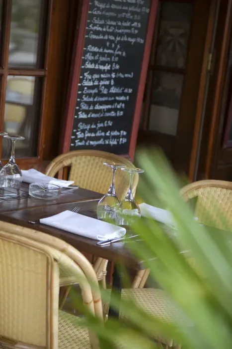 Framed Print : Table outside cafe / restaurant, Paris, France Framed Print : Table outside cafe / restaurant, Paris, France