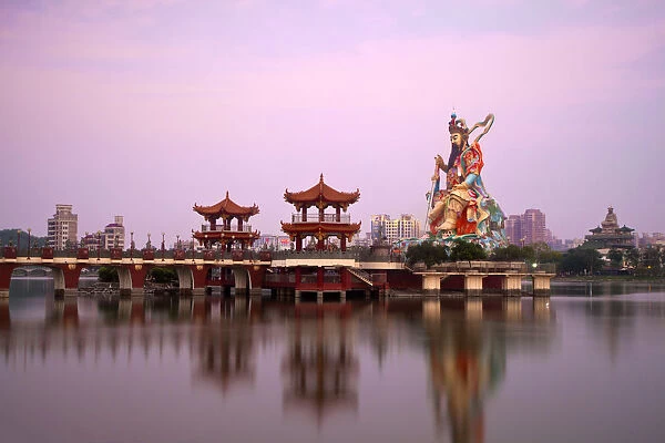 Taiwan, Kaohsiung, Lotus pond, Bridge leading to Giant 72 meter high statue of Syuan