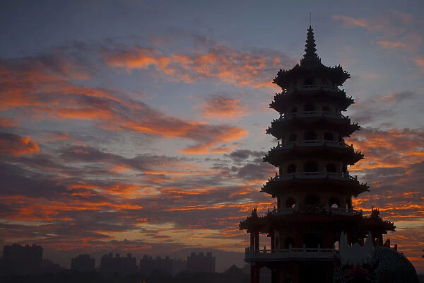 Taiwan, Kaohsiung, Lotus pond, Dragon and Tiger Tower Temple at sunrise