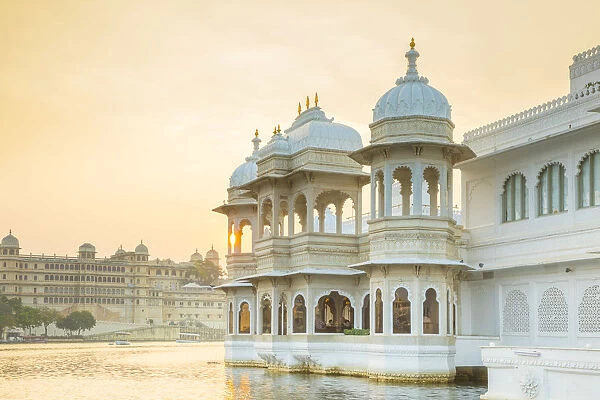Taj Lake Palace & City Palace, Lake Pichola, Udaipur, Rajasthan, India