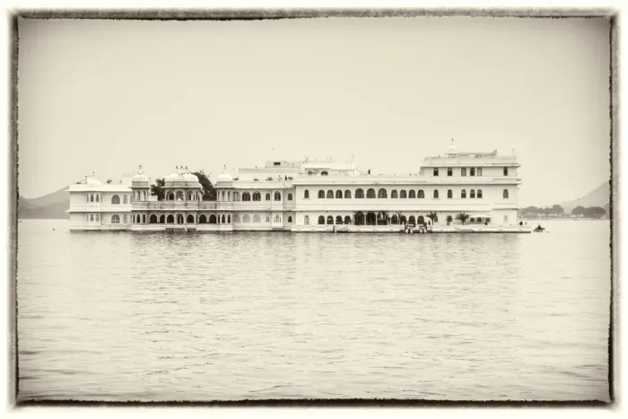Framed Print : Taj Lake Palace, Lake Pichola, Udaipur, Rajasthan, India Framed Print : Taj Lake Palace, Lake Pichola, Udaipur, Rajasthan, India