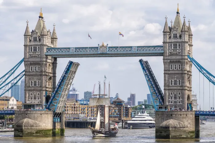 Framed Print : Tall Ship Oosterschelde passing through the Tower Bridge, London, England