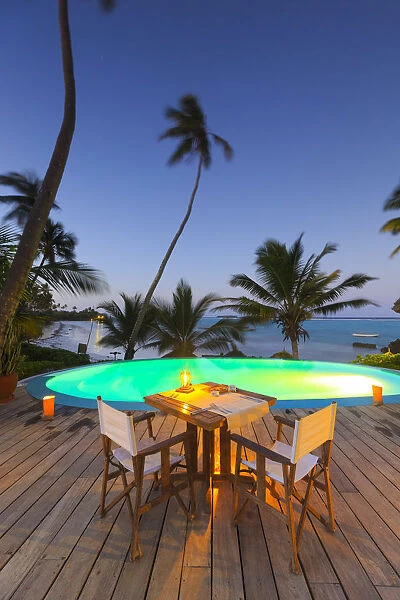 Tanzania. Zanzibar, Kigomani, table for private dinner set at the edge of infinity