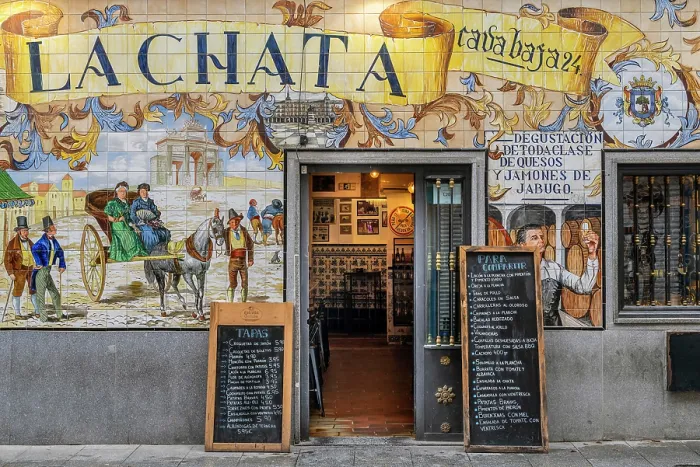 Framed Print : Tapas bar restaurant in Calle de la Cava Baja, La Latina quarter, Madrid, Spain
