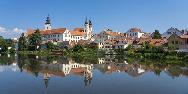 Telc Chateau reflected in Ulicky pond, UNESCO, Telc, Jihlava District, Vysocina Region