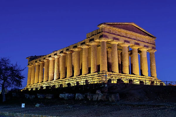 Temple of Concordia at dusk, Temples Valley, (Valle dei Templi) Agrigento, Sicily, Italy, Europe
