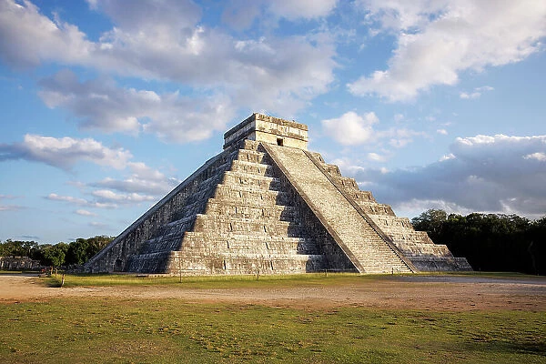 Temple of Kukulkan, El Castillo, Chichen Itza, Yucatan, Mexico