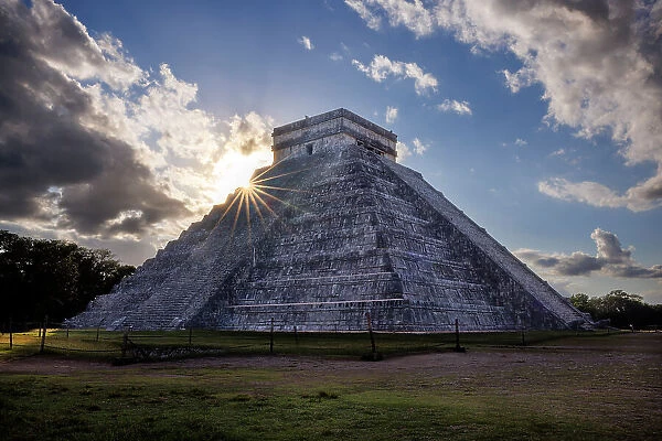 Temple of Kukulkan, El Castillo, Chichen Itza, Yucatan, Mexico