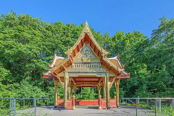 Thai-Sala at Chulalongkorn fountain, Spa gardens, Bad Homburg vor der Hoehe, Taunus, Hesse, Germay