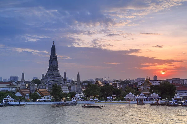 Thailand, Bangkok, Wat Arun (Temple of Dawn) and Chao Praya River