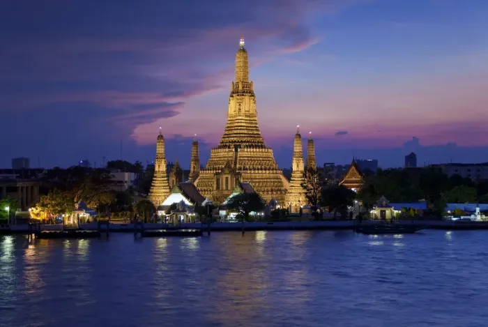 Framed Print : Thailand, Bangkok, Wat Arun, Temple Of The Dawn & Chao Phraya River illuminated at sunset Framed Print : Thailand, Bangkok, Wat Arun, Temple Of The Dawn & Chao Phraya River illuminated at sunset