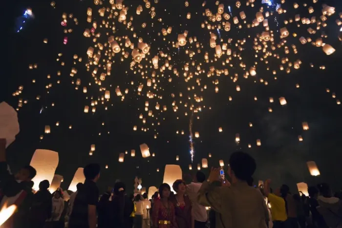Framed Print : Thailand, Chiang Mai, San Sai. Revellers launch khom loi (sky lanterns) into the night sky during the Yi Peng festival. The ceremony is a Lanna (northern Thailand) tradition and coincides with Loy Krathong festivities. The khom loi are