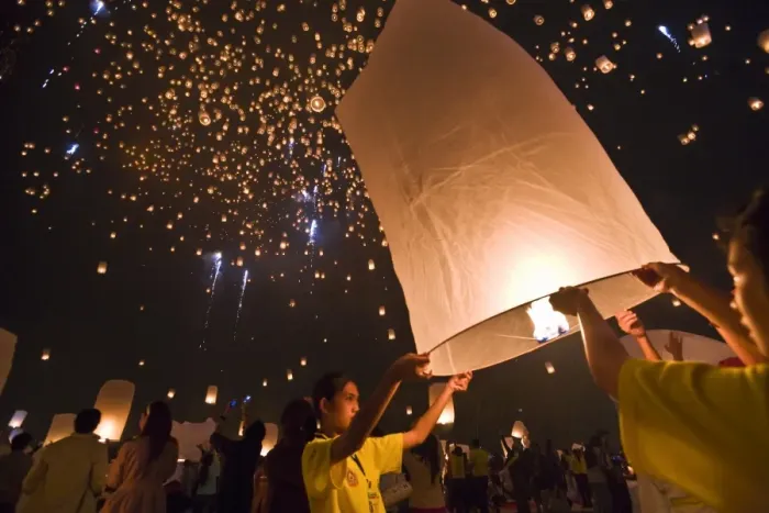 Framed Print : Thailand, Chiang Mai, San Sai. Revellers launch khom loi (sky lanterns) into the night sky during the Yi Peng festival. The ceremony is a Lanna (northern Thailand) tradition and coincides with Loy Krathong festivities. The khom loi are Framed Print : Thailand, Chiang Mai, San Sai. Revellers launch khom loi (sky lanterns) into the night sky during the Yi Peng festival. The ceremony is a Lanna (northern Thailand) tradition and coincides with Loy Krathong festivities. The khom loi are