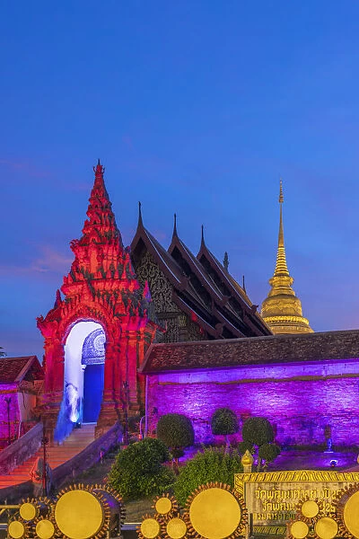 Thailand, Lampang, Wat Phrathat Lampang Luang at dusk