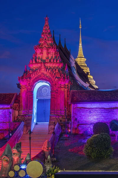 Thailand, Lampang, Wat Phrathat Lampang Luang at dusk