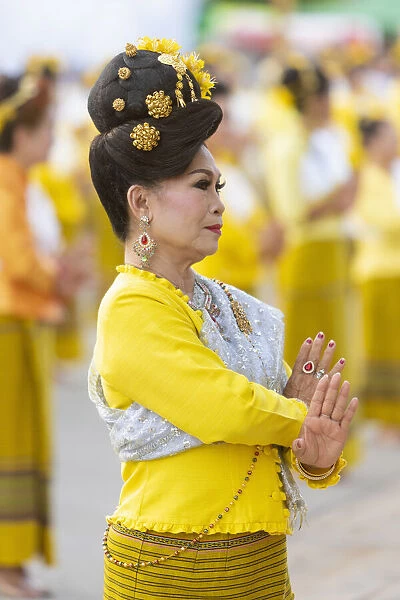 Thailand, Lampang, Wat Phrathat Lampang Luang, Thai dancers