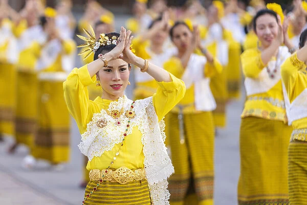 Thailand, Lampang, Wat Phrathat Lampang Luang, Thai dancers